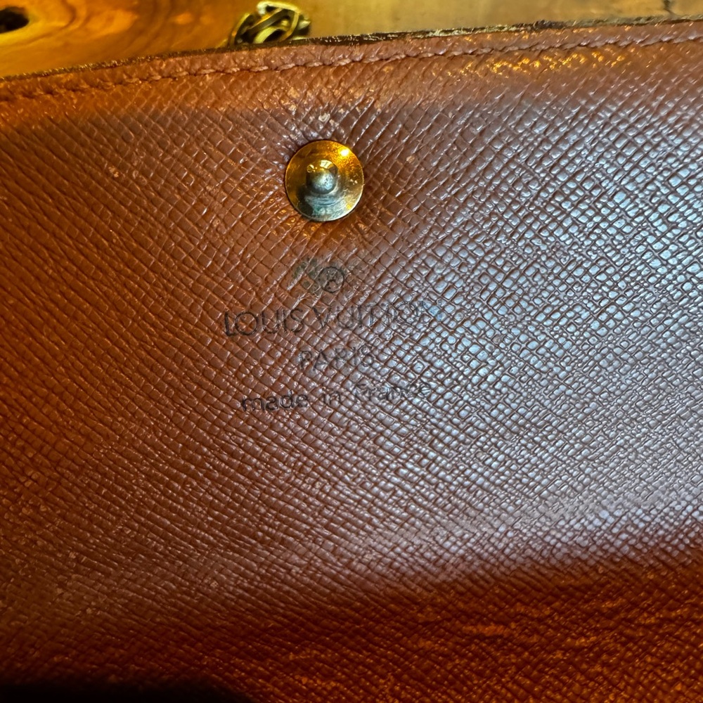 LOUIS VUITTON
Monogram Porte Tresor Etui Papiers
Wallet vintage converted - Picture 14 of 17